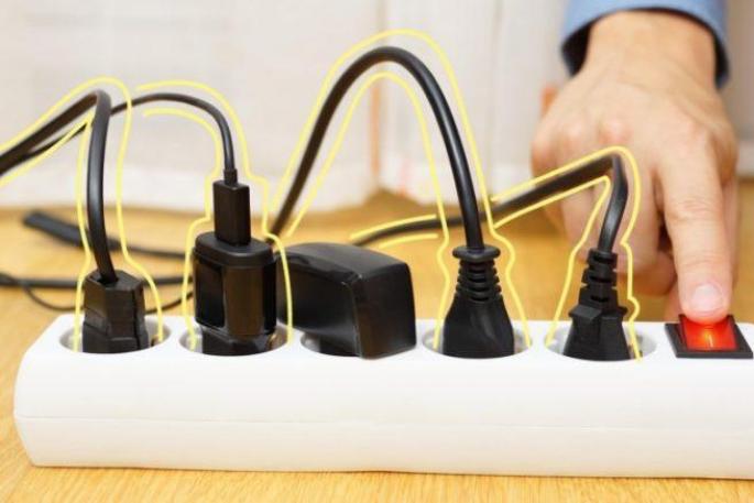 Нужно ли вынимать из розетки зарядные устройства, если они не используются?